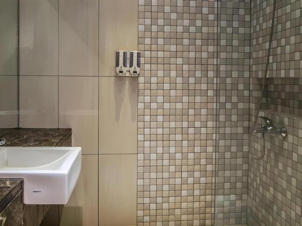 Lotus Hotel Субанг Экстерьер фото